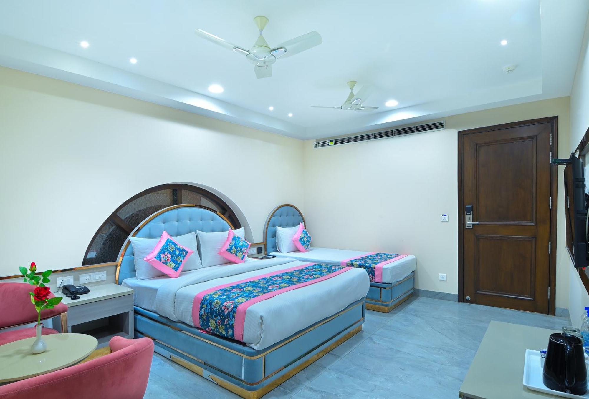 Hotel Sapphire House - 3 Mins Walk From Metro And 5 Mins From Rail Station 뉴델리 외부 사진