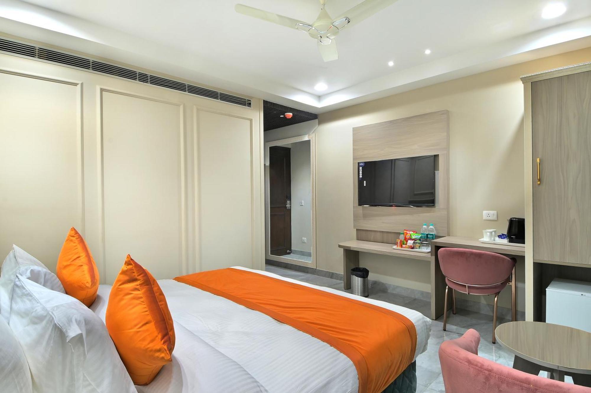 Hotel Sapphire House - 3 Mins Walk From Metro And 5 Mins From Rail Station 뉴델리 외부 사진