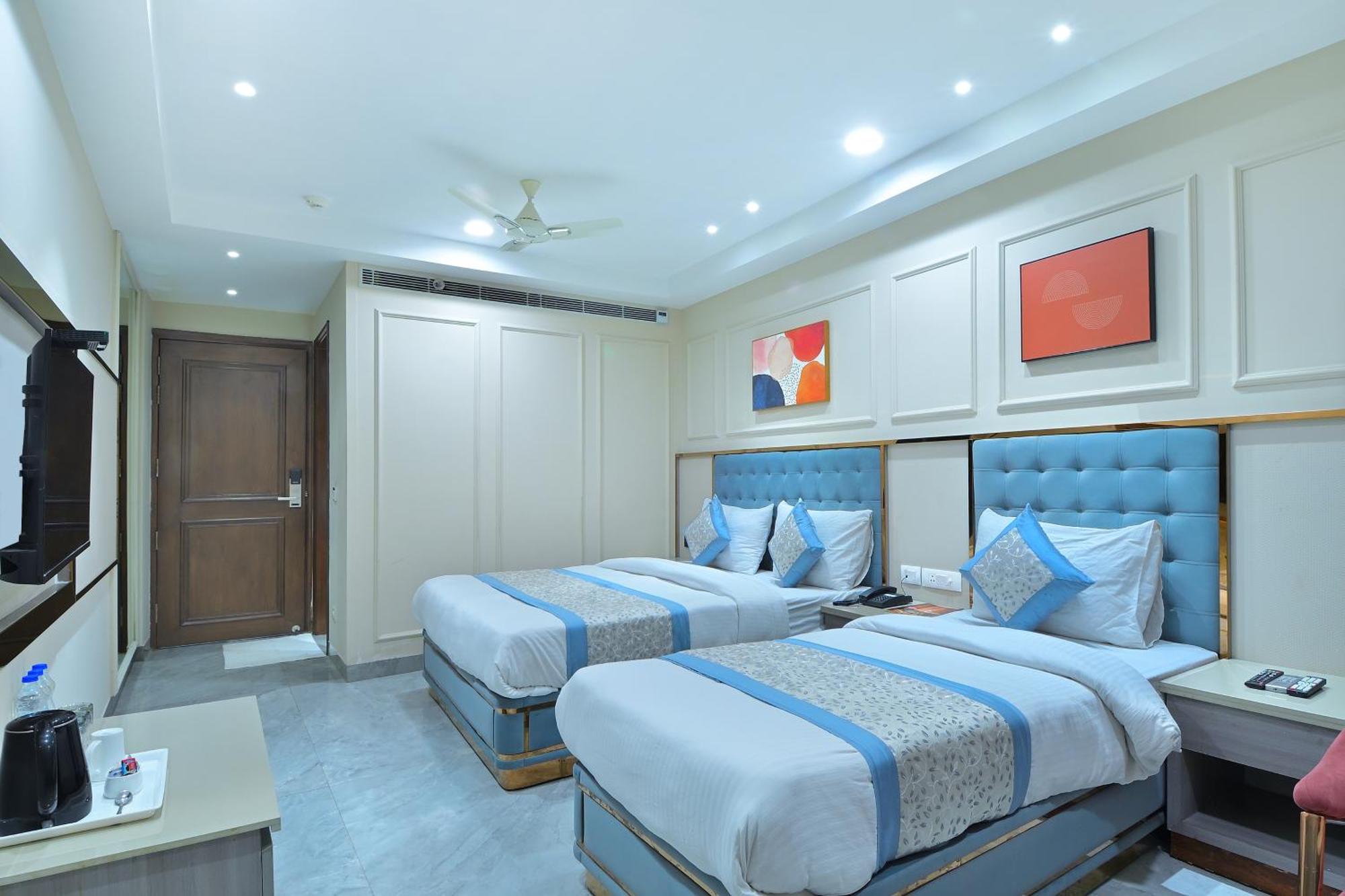 Hotel Sapphire House - 3 Mins Walk From Metro And 5 Mins From Rail Station 뉴델리 외부 사진