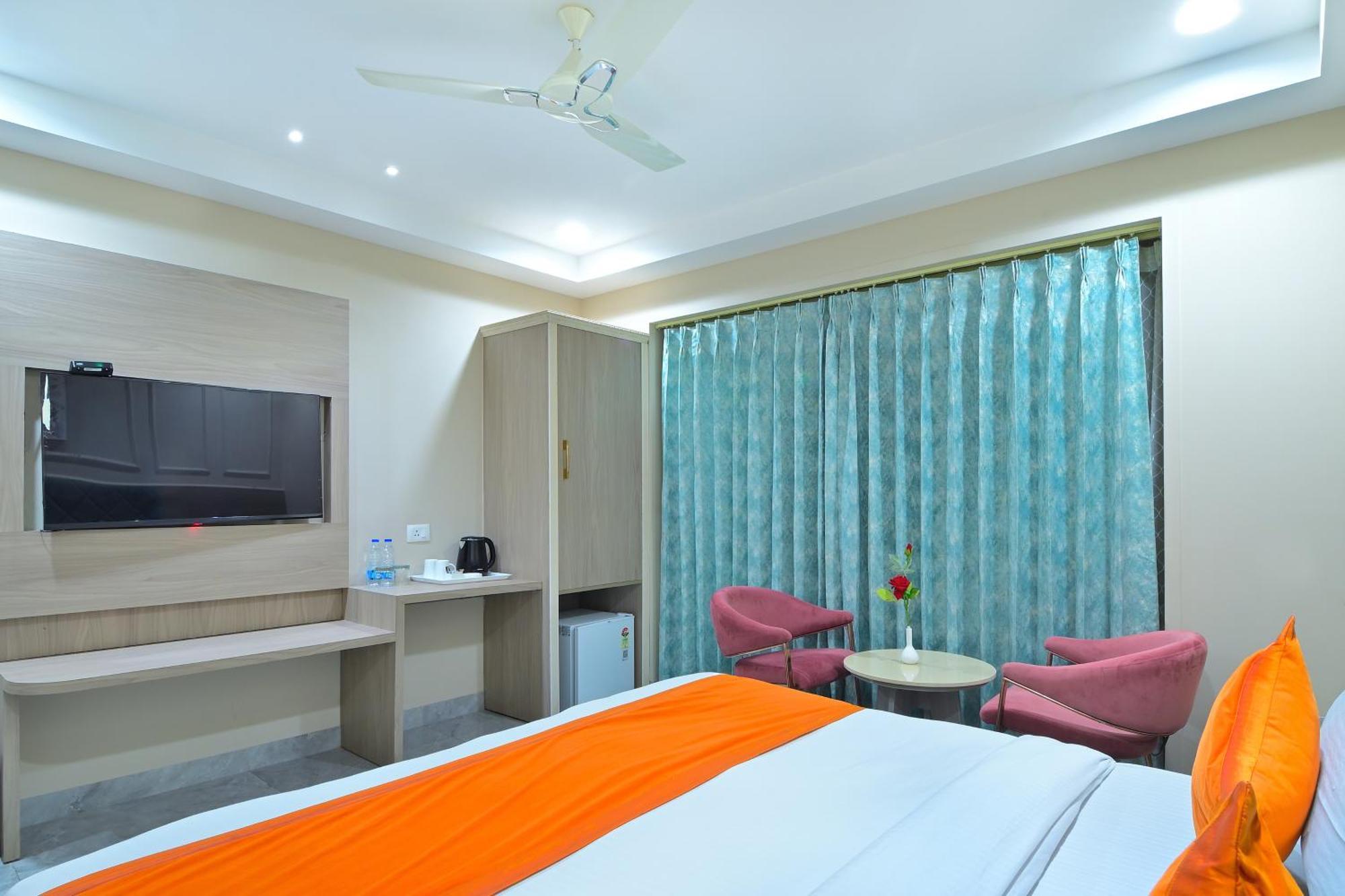 Hotel Sapphire House - 3 Mins Walk From Metro And 5 Mins From Rail Station 뉴델리 외부 사진