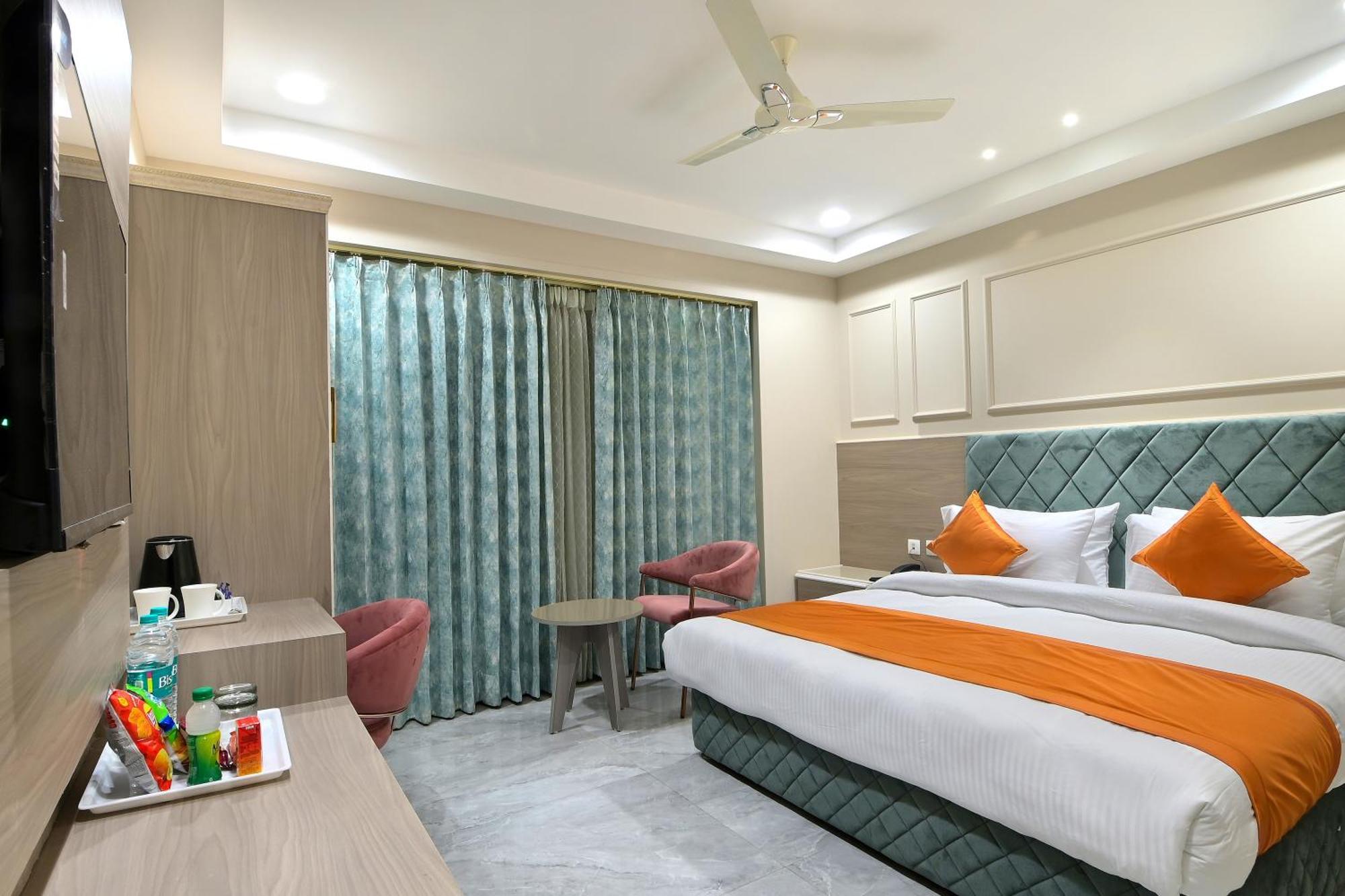 Hotel Sapphire House - 3 Mins Walk From Metro And 5 Mins From Rail Station 뉴델리 외부 사진