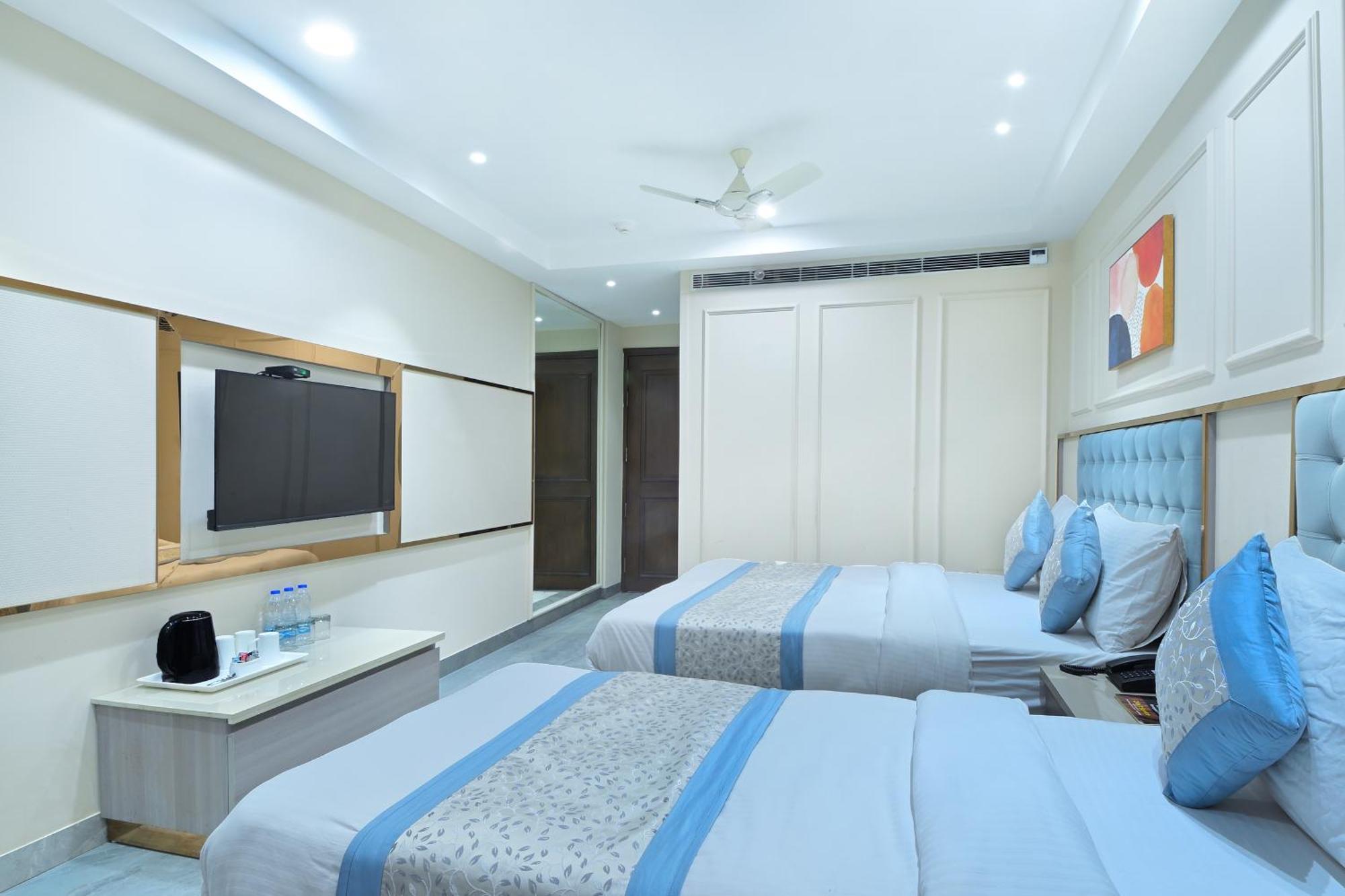 Hotel Sapphire House - 3 Mins Walk From Metro And 5 Mins From Rail Station 뉴델리 외부 사진