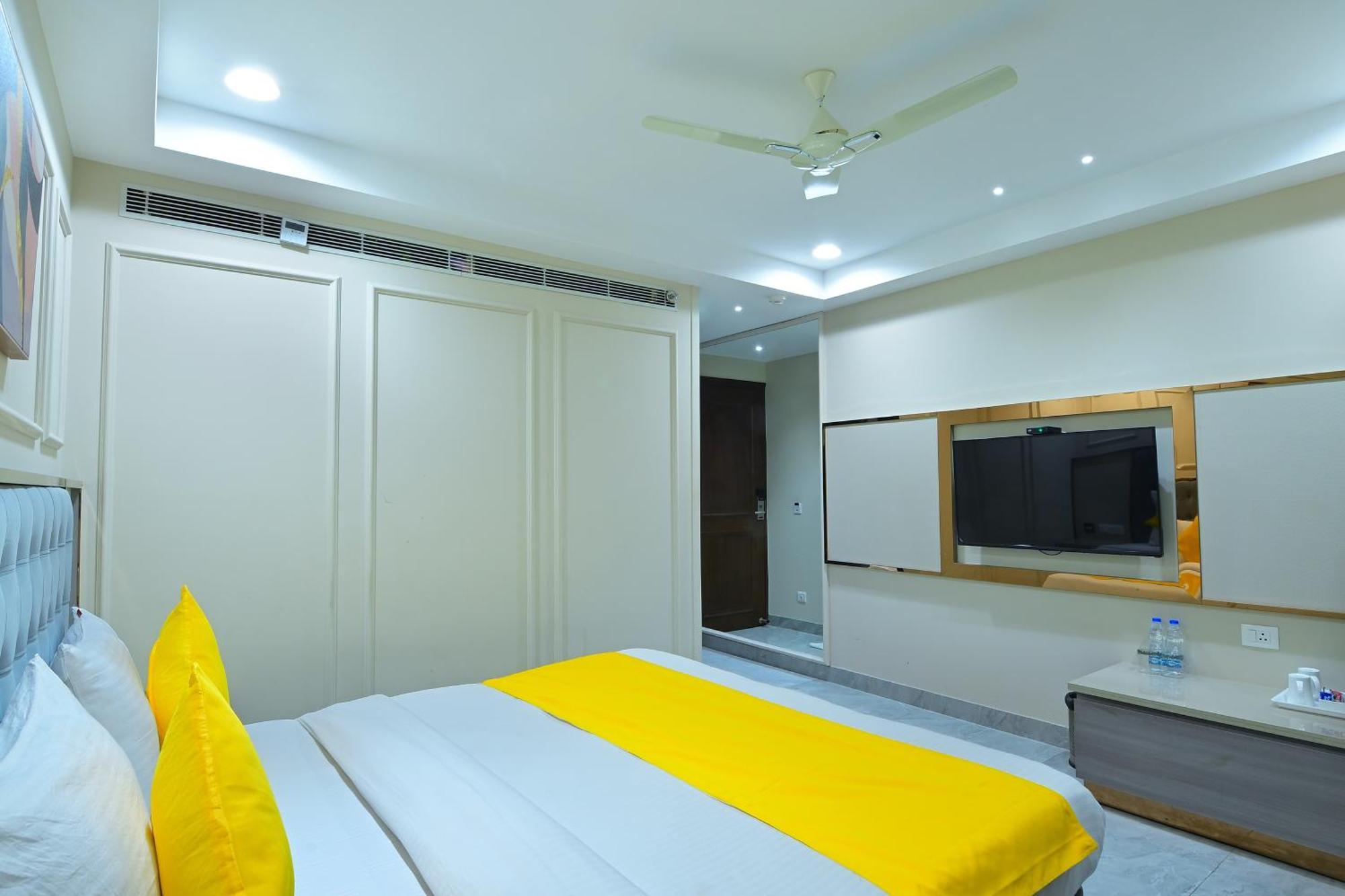Hotel Sapphire House - 3 Mins Walk From Metro And 5 Mins From Rail Station 뉴델리 외부 사진