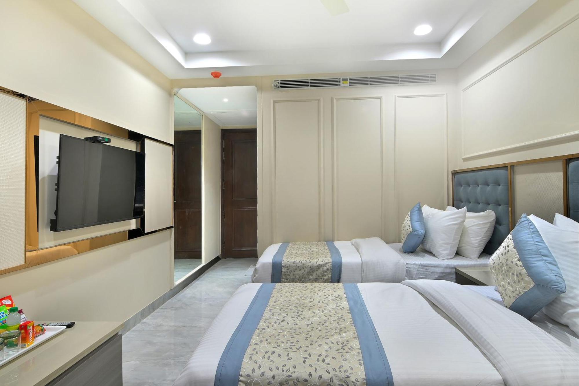 Hotel Sapphire House - 3 Mins Walk From Metro And 5 Mins From Rail Station 뉴델리 외부 사진