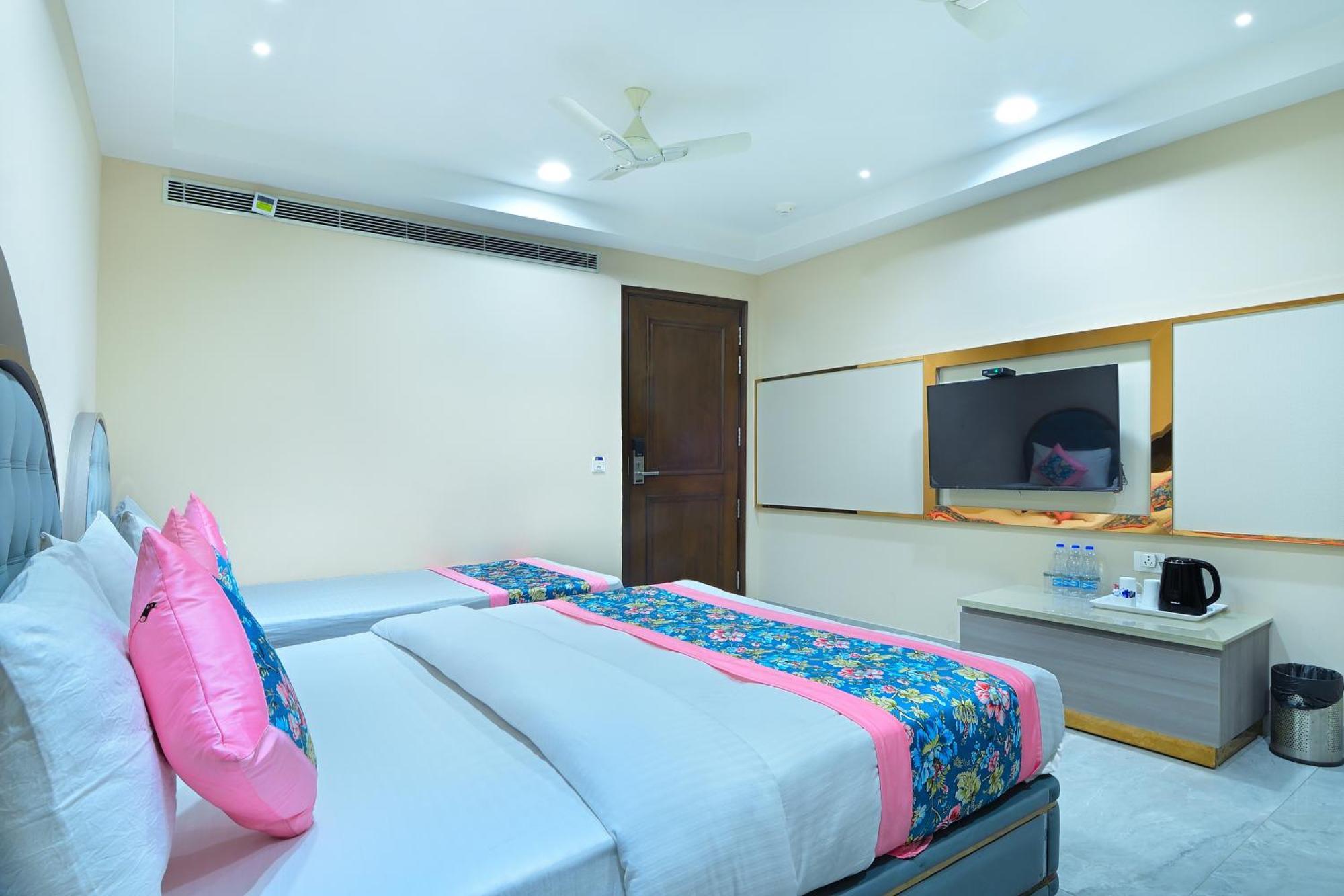 Hotel Sapphire House - 3 Mins Walk From Metro And 5 Mins From Rail Station 뉴델리 외부 사진