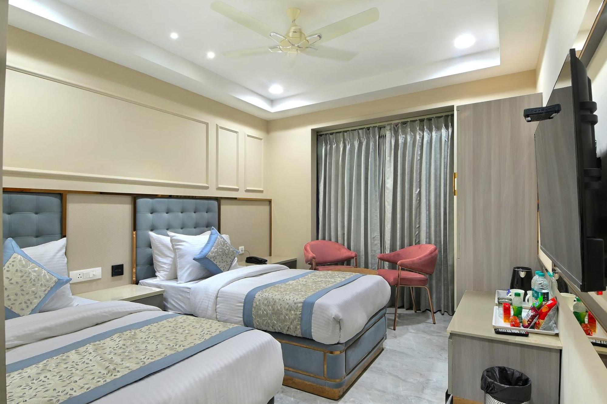 Hotel Sapphire House - 3 Mins Walk From Metro And 5 Mins From Rail Station 뉴델리 외부 사진
