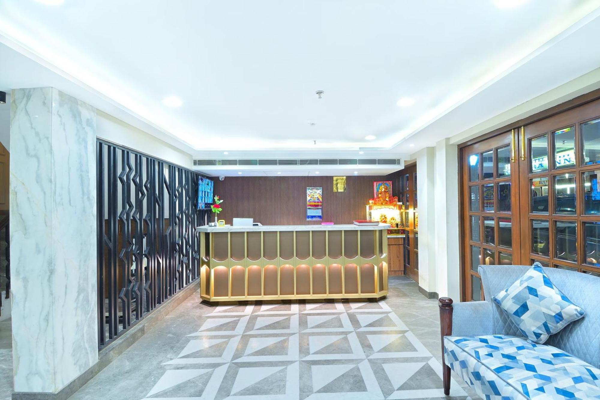 Hotel Sapphire House - 3 Mins Walk From Metro And 5 Mins From Rail Station 뉴델리 외부 사진