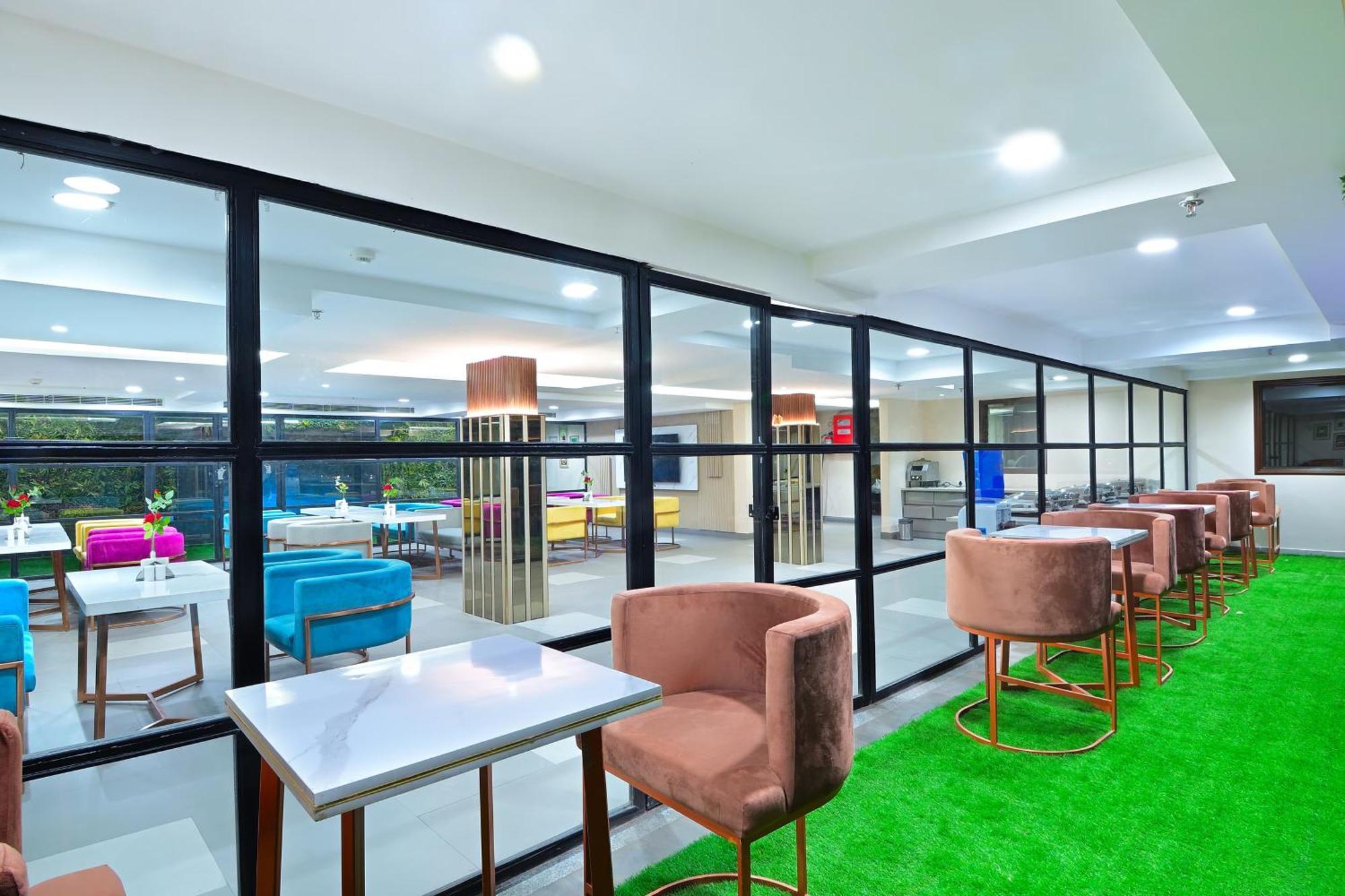 Hotel Sapphire House - 3 Mins Walk From Metro And 5 Mins From Rail Station 뉴델리 외부 사진